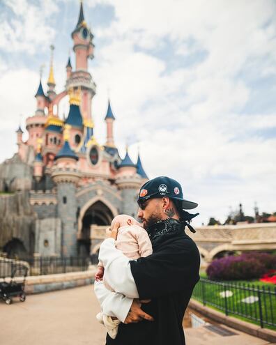 Maluma con Paris en brazos en Disneyland París.