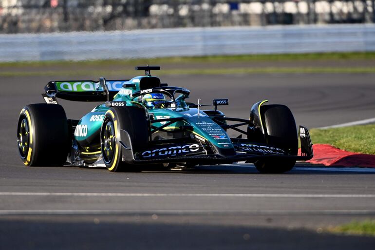 El AMR24 es el nuevo coche de la escudería Aston Martin que será conducido por Fernando Alonso y Lance Stroll, durante su presentación en el circuito de Silverstone, ayer lunes.