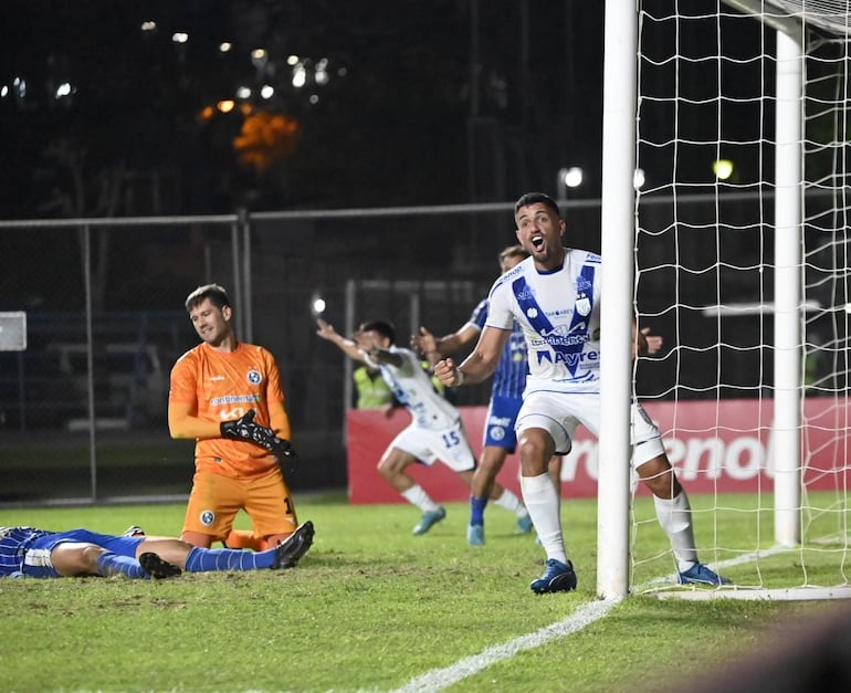 Festejo de los jugadores de Ameliano ante la desazón de los de Sol de América