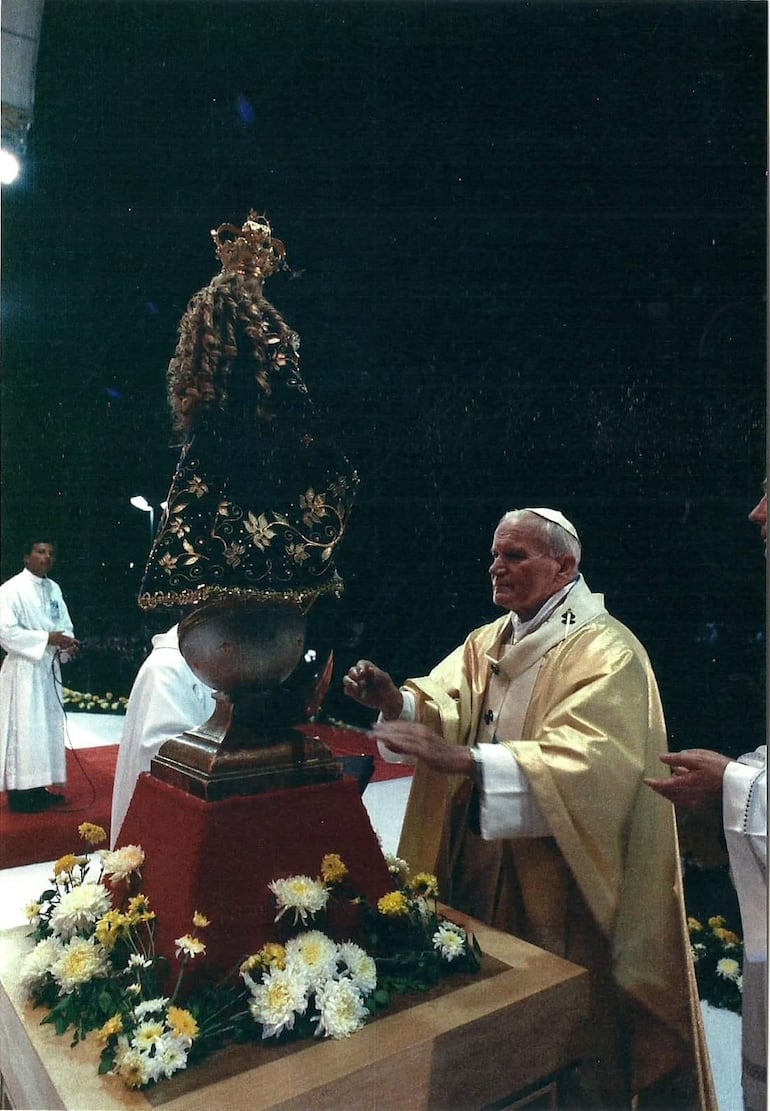 En Caacupé, Juan Pablo II ora ante la imagen de la Virgen.