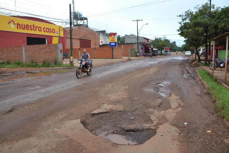 Otro pozo que se forma sobre la calle San Juan casi Yegros.