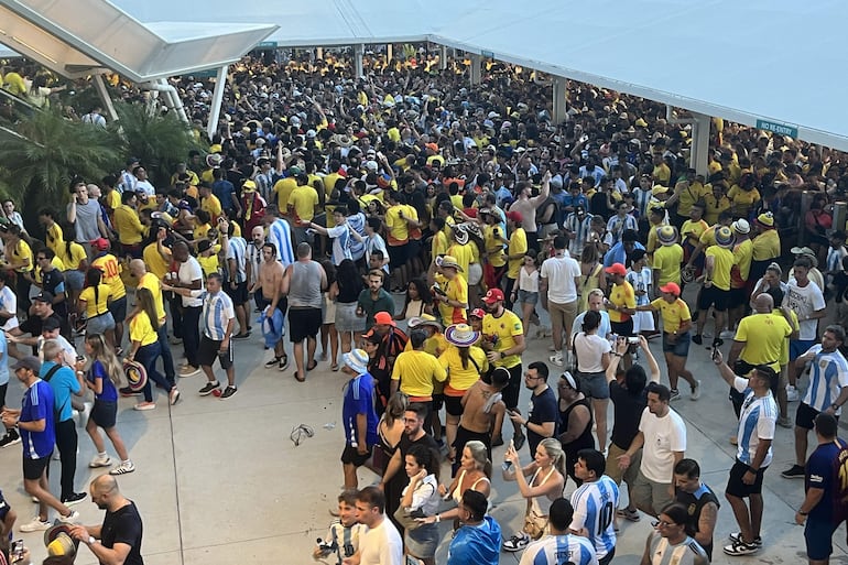 El ingreso al Hard Rock Stadium para la final de la Copa América 2024 fue desbordado por hinchas colombianos y argentinos, obligando al retraso del inicio del partido entre Argentina y Colombia. 