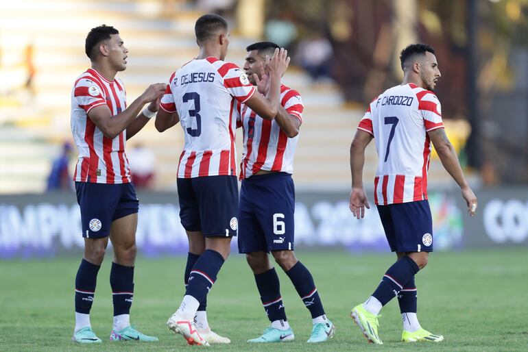 Los jugadores de Paraguay celebran el triunfo ante Uruguay en un partido del Preolímpico Sudamericano Sub-23 en el estadio Polideportivo Misael Delgado, en Valencia, Venezuela).