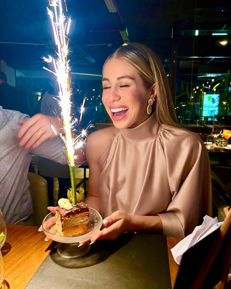 Jessica Torres recibiendo su cumpleaños número 33. (Instagram/Jessica Torres)