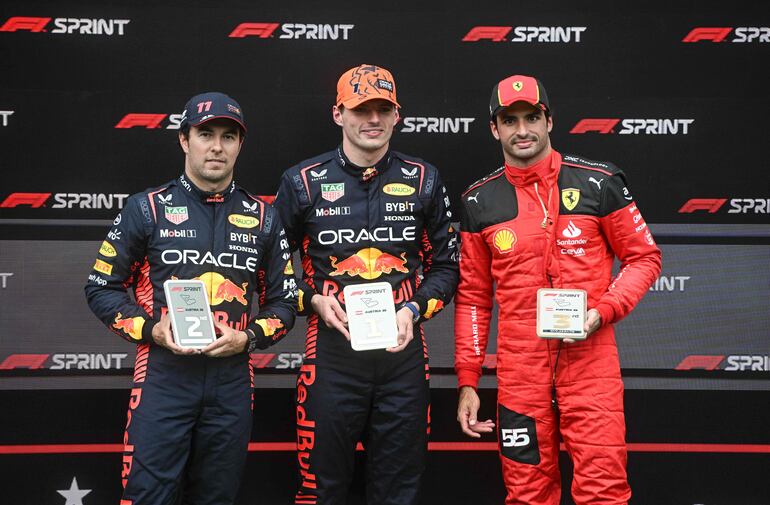 (i) El mexicano Sergio Pérez, el neerlandés Max Verstappen (c) y el español Carlos Sainz (d) en el podio de la carrera sprint del Gran Premio de Austria de Fórmula 1. 