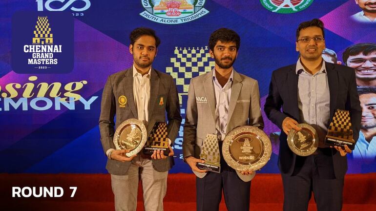 Arjun, Gukesh y Harikrishna con sus trofeos (Foto Chennai Grand Masters).