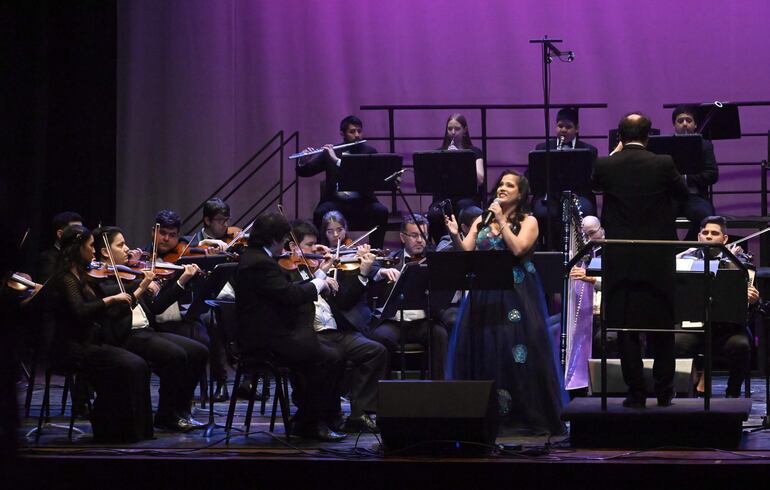 La soprano Carolina López también estuvo presente junto a la OSN en este concierto por el vigésimo aniversario de la institución.