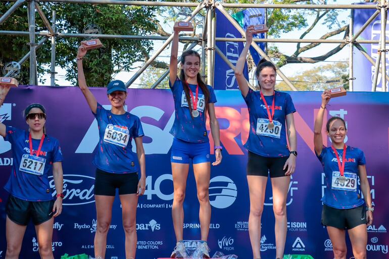 El podio de los 5 K femenino donde María Leticia Añazco fue la de mejor tiempo en el ASA Run.