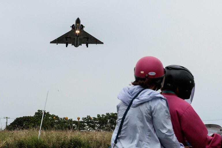 Dos personas observan el sobrevuelo de un avión de la Fuerza Aérea taiwanesa en Hsinchu, en mayo de este año.