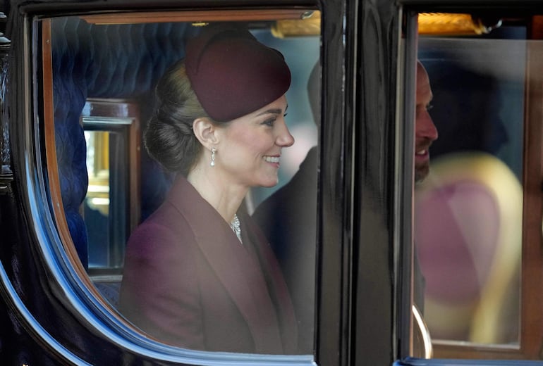 Kate Middleton y el Príncipe Guillermo de Gran Bretaña llegaron en un carruaje estatal al Palacio de Buckingham. (Kin Cheung / POOL / AFP)