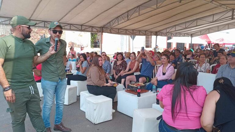 Momento que el intendente municipal Marcelo Simbrón (ANR), agradeció a los visitantes por elegir este distrito para disfrutar en familia.