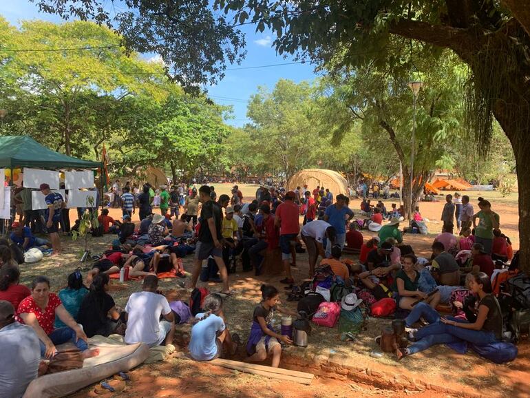 Unos 3.000 campesinos acamparon este miercoles en el predio del Seminario Metropolitano.