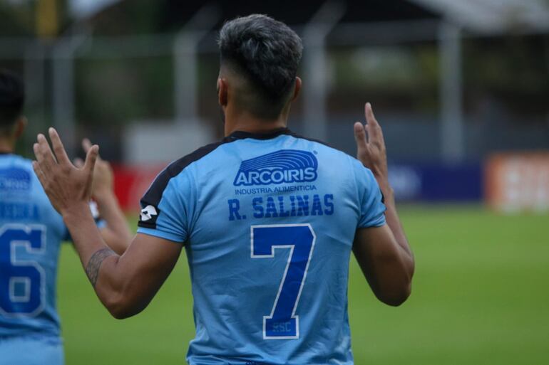 Richard Salinas, futbolista de Resistencia, durante la salida de los equipos para el choque contra General Caballero de Juan León Mallorquín por la primera fecha del torneo Clausura 2023 del fútbol paraguayo en el estadio Rogelio Livieres, en Asunción.