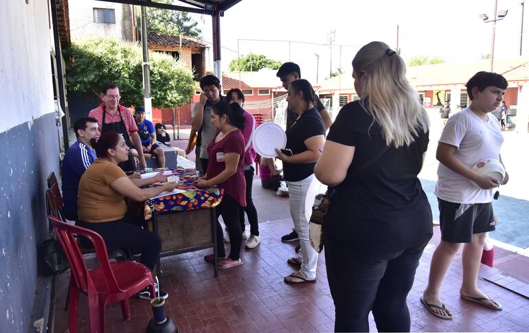 La comunidad educativa del colegio nacional Santa Teresita del niño Jesus, realizó una pollada para juntar dinero que posibilité la reparación de un salón de clases. Hay un total de ocho salones clausurados.