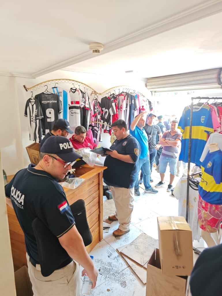 Los intervinientes inspeccionando el interior del local comercial.