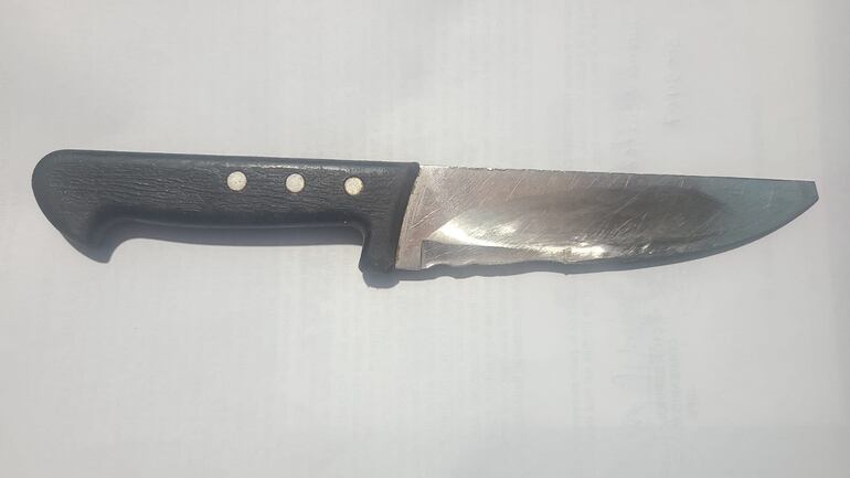 Cuchillo incautado del poder del aprehendido.