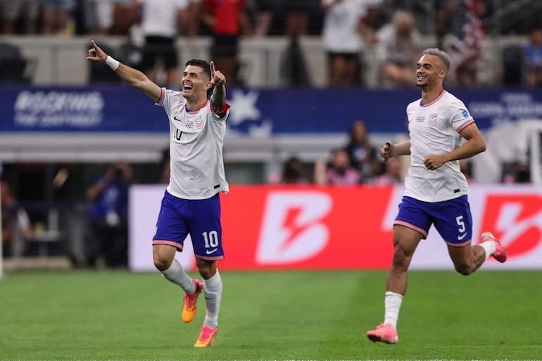 ARLINGTON, TEXAS - JUNE 23: Christian Pulisic of United States celebrates after scoring the team's first goal during the CONMEBOL Copa America 2024 Group C match between United States and Bolivia at AT&T Stadium on June 23, 2024 in Arlington, Texas.   Omar Vega/Getty Images/AFP (Photo by Omar Vega / GETTY IMAGES NORTH AMERICA / Getty Images via AFP)