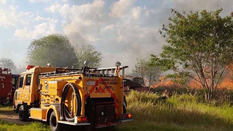 Un incendio de gran magnitud consumió 10 hectáreas de pastizales en la entrada de la ciudad de Pilar.