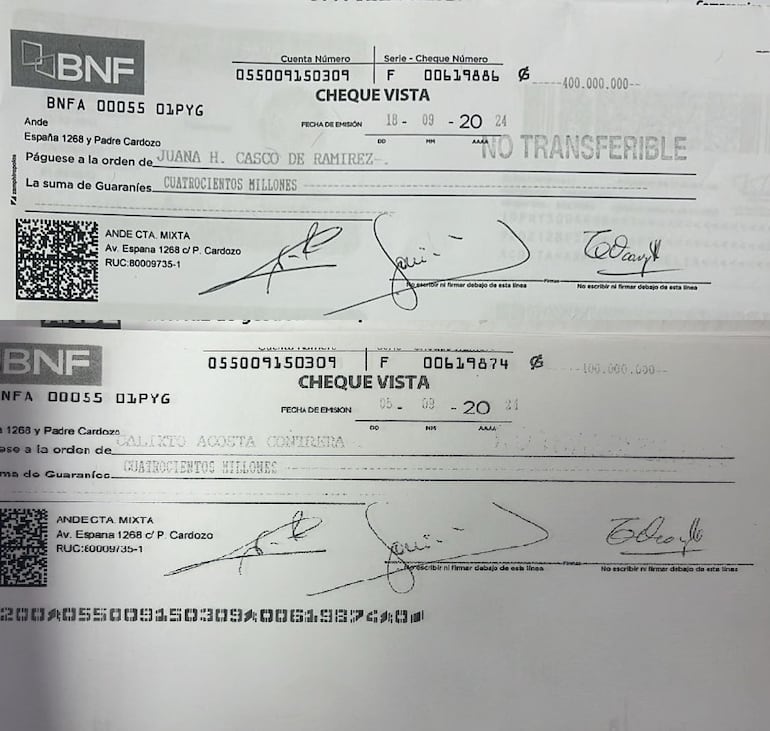 Los cheques entregados por la ANDE en concepto de indemnización para dos familias de obreros fallecidos en Caaguazú.