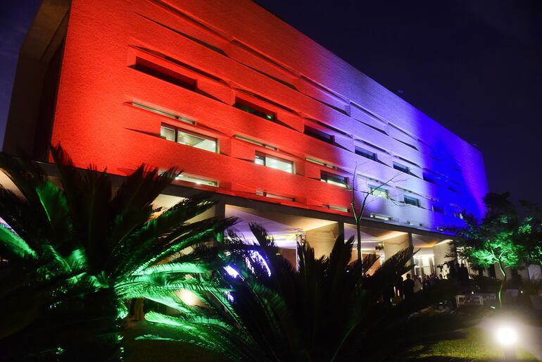 Fachada interior iluminada con los colores de la bandera de los Estados Unidos. 