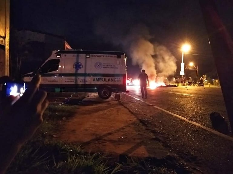 Una de las ambulancias atacadas durante las manifestaciones de adherentes de Paraguayo Cubas.