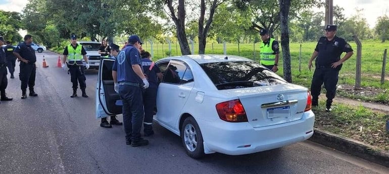 Vehiculo en el cual se dio un presunto caso de feminicidio en Loma Pyta.