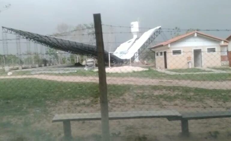 El tinglado derrumbado esta mañana en una escuela tras un fuerte temporal en Cecilio Báez.