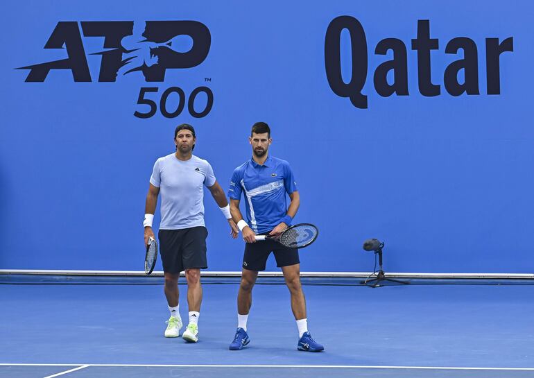 Novak Djokovic y Fernando Verdasco, en el dobles de Qatar.