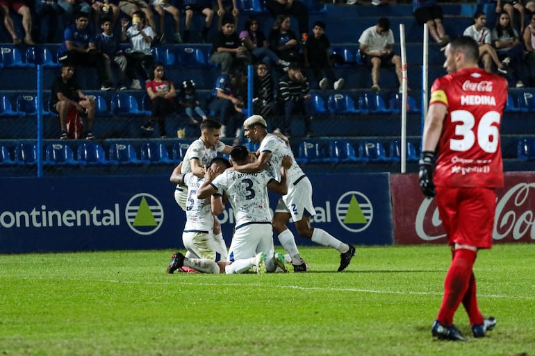 Los futbolistas del 2 de Mayo celebran un gol en el partido frente a Sol de América por la primera fecha del torneo Clausura 2024 del fútbol paraguayo en el estadio Luis Alfonso Giagni, en Villa Elisa, Paraguay.