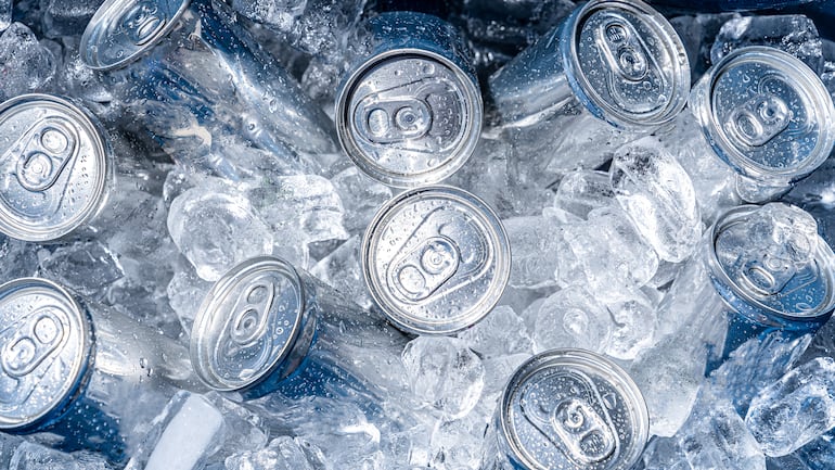 Latas de cerveza con hielo.