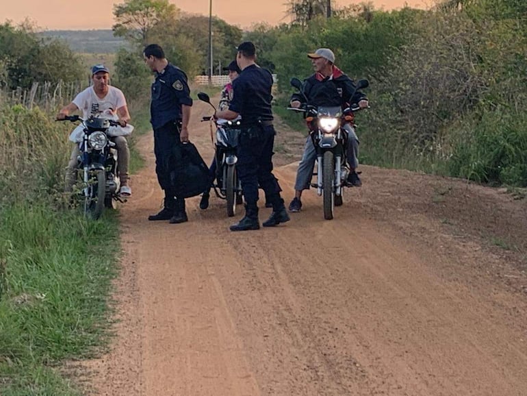 Momento en que el capataz César Riveros Gavilán fue sorprendido en 2023 por efectivos policiales llevando uno de los terneros.