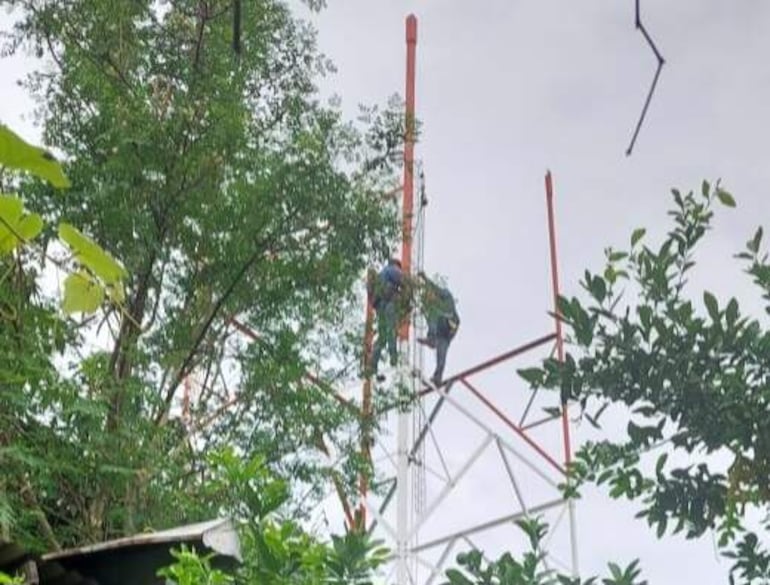 Ante la queja de los moradores se aceleran los trabajos de montaje de una antena en Villa Elisa.