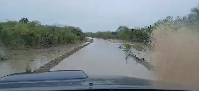 Caminos inundados en la zona de Filadelfia en el Chaco Central, tras las copiosas lluvias.