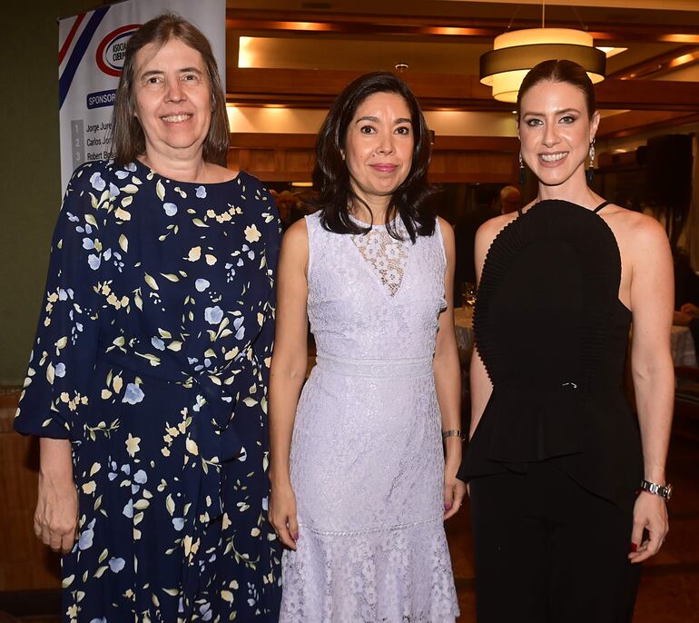 María Teresa Fontoura, Fabiola Recalde y Tatiana Ismajovich.