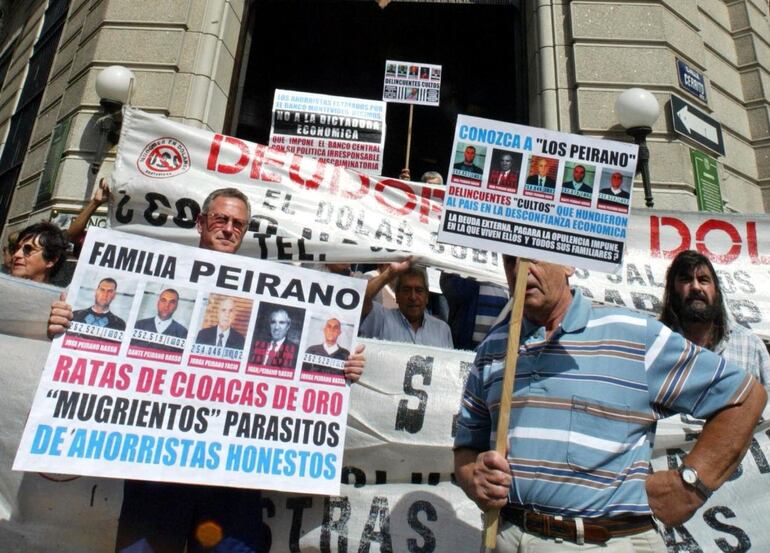 Ahorristas uruguayos protestan ante el Banco de Montevideo, del Uruguay, uno de los afectados por la crisis del grupo Velox en el 2002.