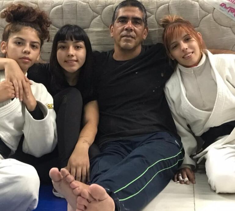 Gabriel y sus hijas.