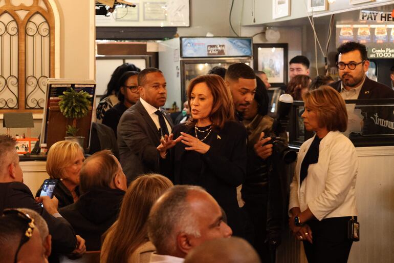 La vicepresidenta y candidata a las elecciones presidenciales de EE. UU., Kamala Harris, habla con simpatizantes ayer, en el restaurante  'Freddy & Tony's' en Filadelfia (EE. UU).  