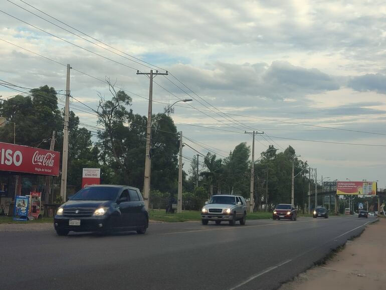 Sobre la Avenida Guillermo Neumann hay un tráfico tranquilo a estas horas.