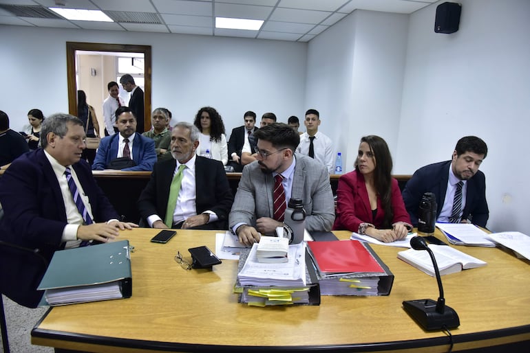 Los acusados por la quema de Colorado Róga junto a sus abogados, minutos antes de la postergación del juicio oral.