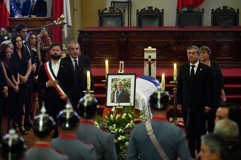 El actual mandatario de Chile, Gabriel Boric (izq. al frente) junto a los expresidentes Eduardo Frei y Michelle Bachelet durante la guardia de honor junto al féretro del expresidente Sebastián Piñera, fallecido en un accidente aéreo.