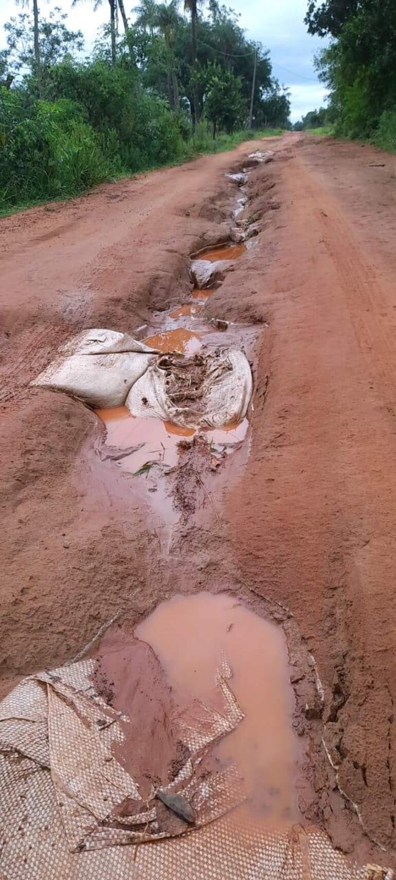 En la compañía Ndavarú, los pobladores cargaron con bolsa de arena los surcos para que sea mínimamente transitable.