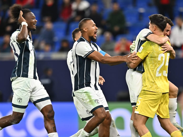 Doha (Qatar), 14/12/2024.- Players of Pachuca celebrate after winning the FIFA Challenger Cup against Al Ahly FC, part of the FIFA Intercontinental Cup 2024 in Doha, Qatar, 14 December 2024. (Catar) EFE/EPA/NOUSHAD THEKKAYIL
