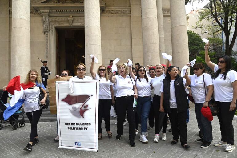 Mujeres de la ADAP y la Red de Mujeres Políticas del Paraguay frente al Panteón Nacional, ayer.