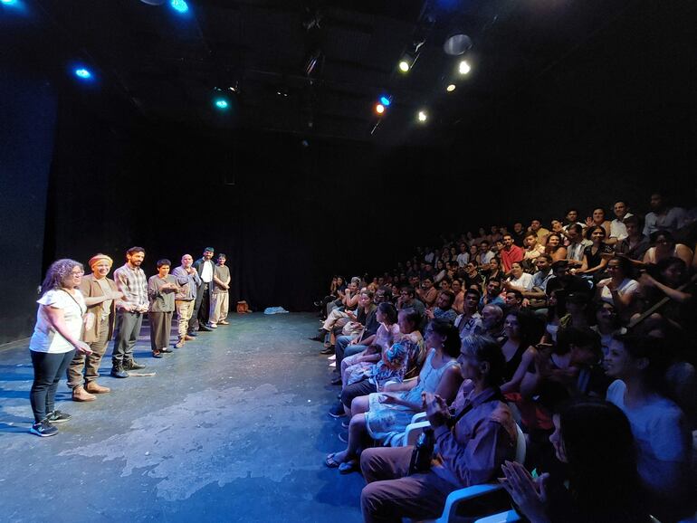 Esta imagen es de una Semana del Teatro, con un público que llenó la sala, demostrando una gran sed de artes escénicas.