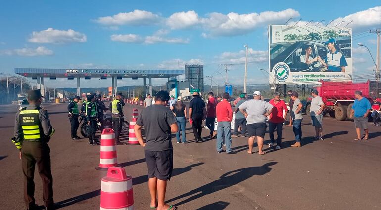 Camioneros protestan por la suba de tarifa del peaje de Ypacaraí.