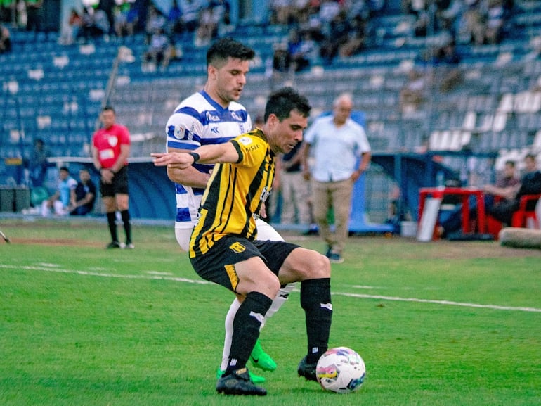 Daniel Pérez, futbolista de Guaraní, protege la pelota en el partido frente al 2 de Mayo por la fecha 16 del torneo Clausura 2024 del fútbol paraguayo en el estadio Río Parapití, en Pedro Juan Caballero, Paraguay.