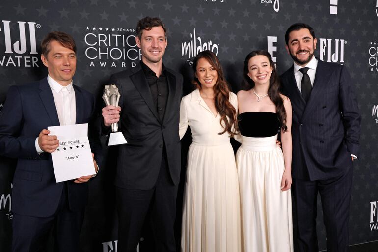 El equipo de "Anora" celebró el premio a la Mejor Película.