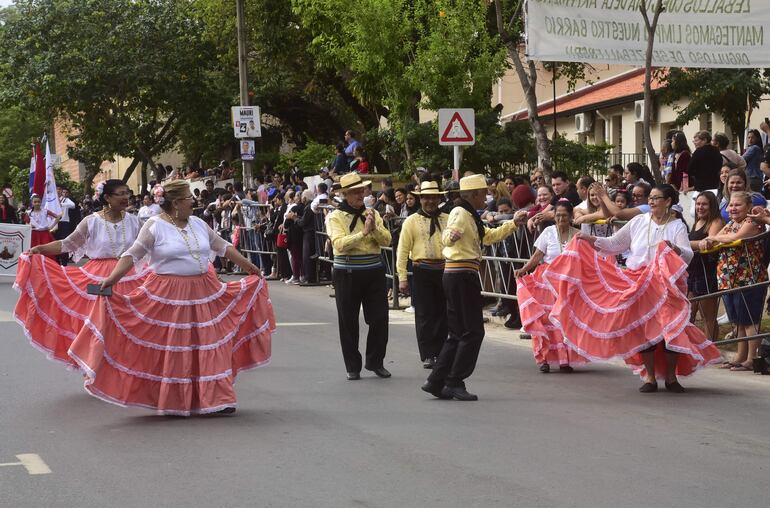 El Club de Adultos y Adultos Mayores también participó del desfile y se llevó muchos aplausos del público presente.