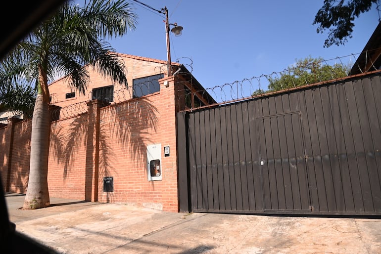 Entrada al condominio de viviendas al lado mismo de la mansión de Jorge Bogarín Alfonso, en Lambaré.