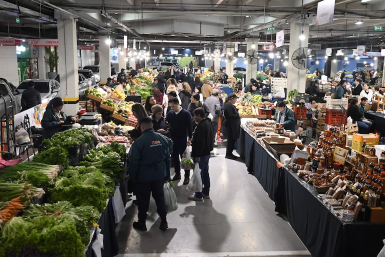 Muchos de los productores que comenzaron con un sencillo puesto de hortalizas hace 26 años siguen hasta hoy y se han convertido en empresarios gracias a la plataforma que les proporcionó el Agroshopping.